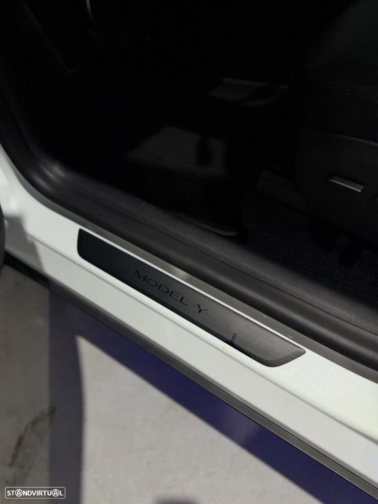 Tesla Model Y Long Range Dual Motor AWD - 32