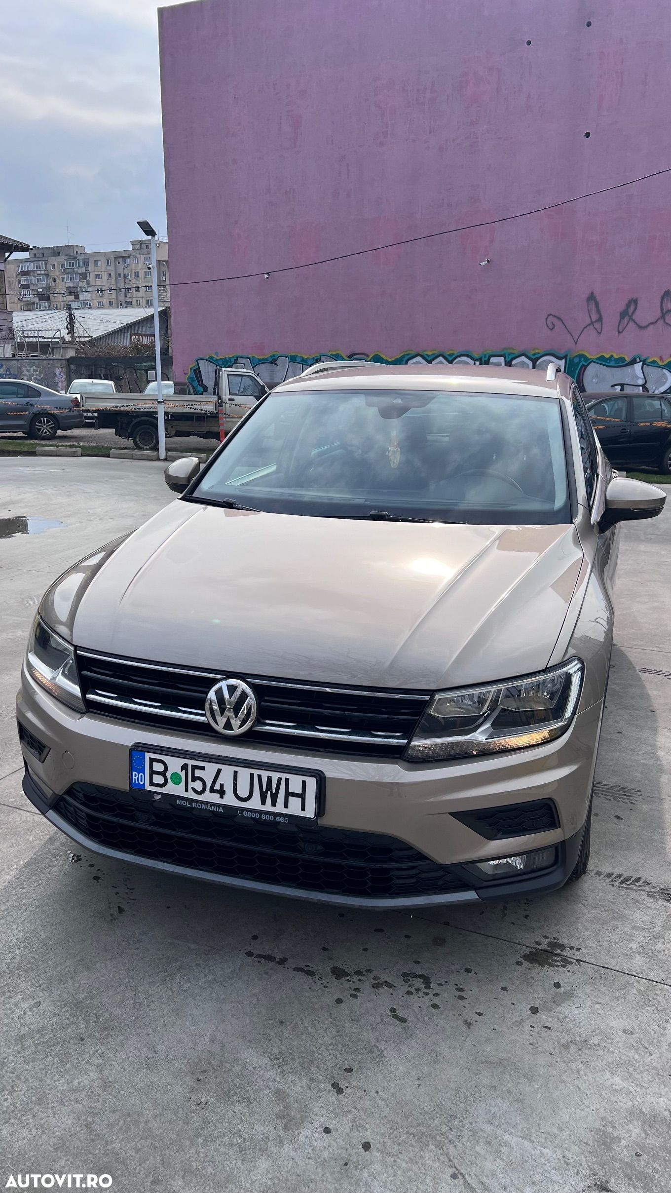 Volkswagen Tiguan - 1