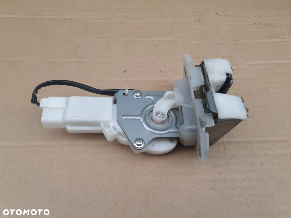 } SUZUKI SWIFT MK6 - ZAMEK KLAPY BAGAŻNIKA TYŁ - 4