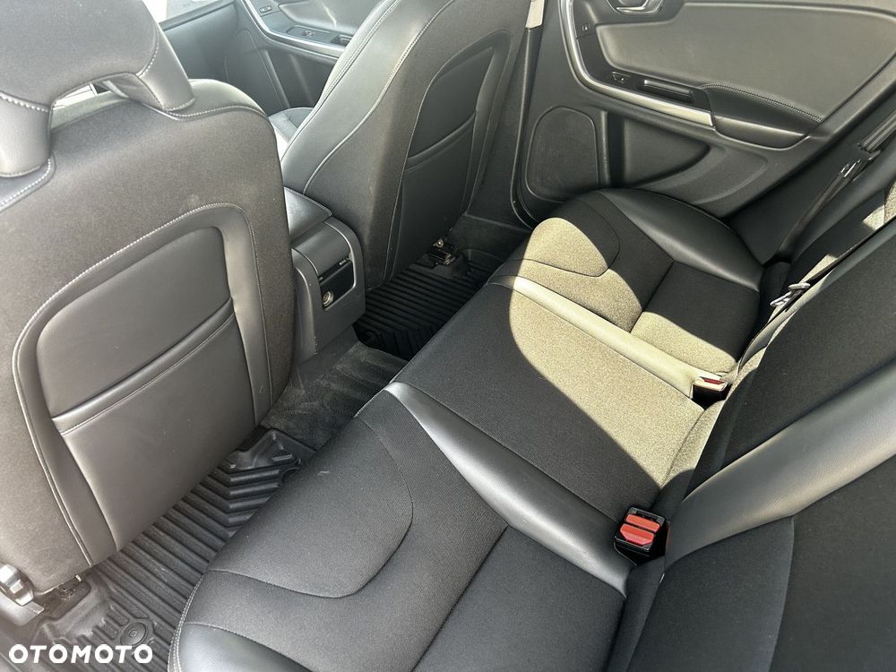 Volvo V60 Cross Country - 13