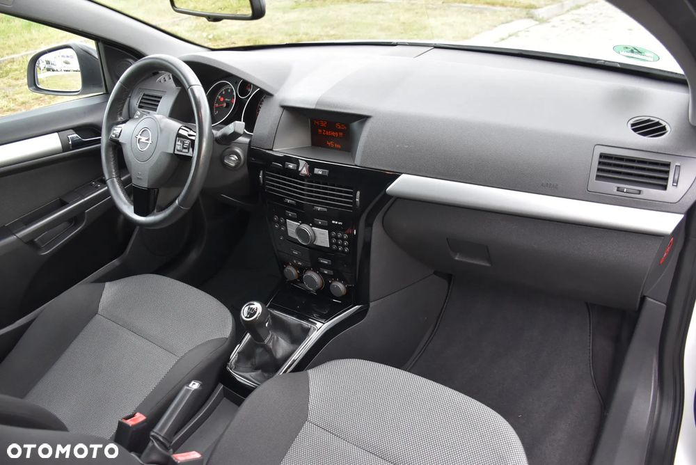 Opel Astra 1.6 Black&White - 21