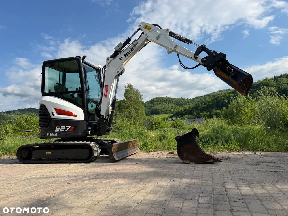 Bobcat E27z. Koparka Gąsienicowa 2,7 tony. 2024 rok. 870 mtg. Maszyna nie różni się od nowej z salonu!! Skarpówka Hydrauliczna! Pochodzi ze szkółki roślinnej z Norwegii. Zero luzów. pracowała przy krzewach!! Aktualna DEKRA dokumentacja. Silnik Yanmar! Linie Hydr. Dodatkowe. Szybkozłącze Hydr. Szybka wolna jazda. Wersja Norweska. Długie ramię. OKAZJA. Zero wycieków. Sztywna maszyna! - 1