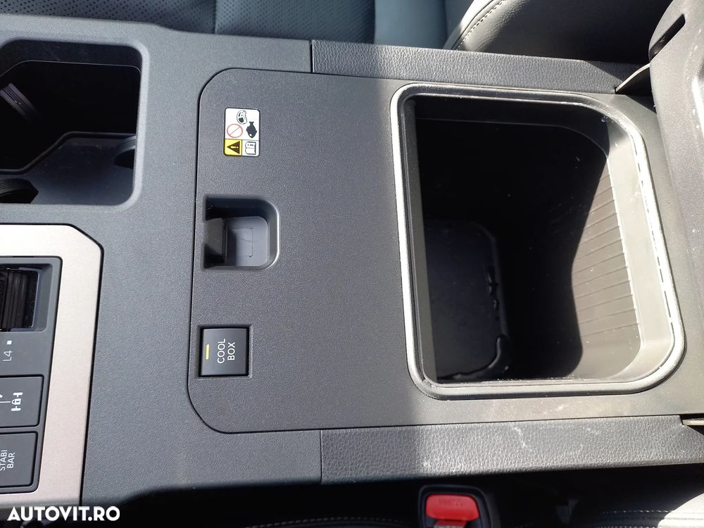 Toyota Land Cruiser - 32