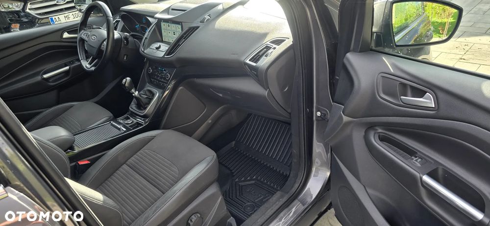 Ford Kuga 1.5 EcoBoost 2x4 Titanium - 18