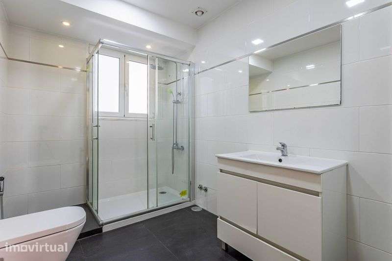 Apartamento T2  com duas casas de banho e terraço - Praça do Chile - Grande imagem: 5/12