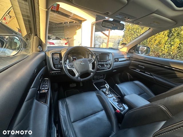 Mitsubishi Outlander 2.0 4WD Top - 25