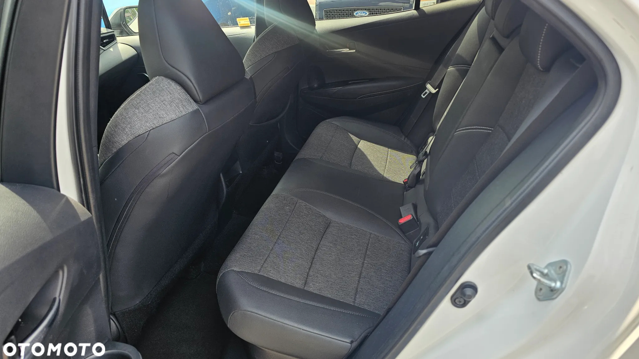 Toyota Corolla 1.8 Hybrid Black&White - 13
