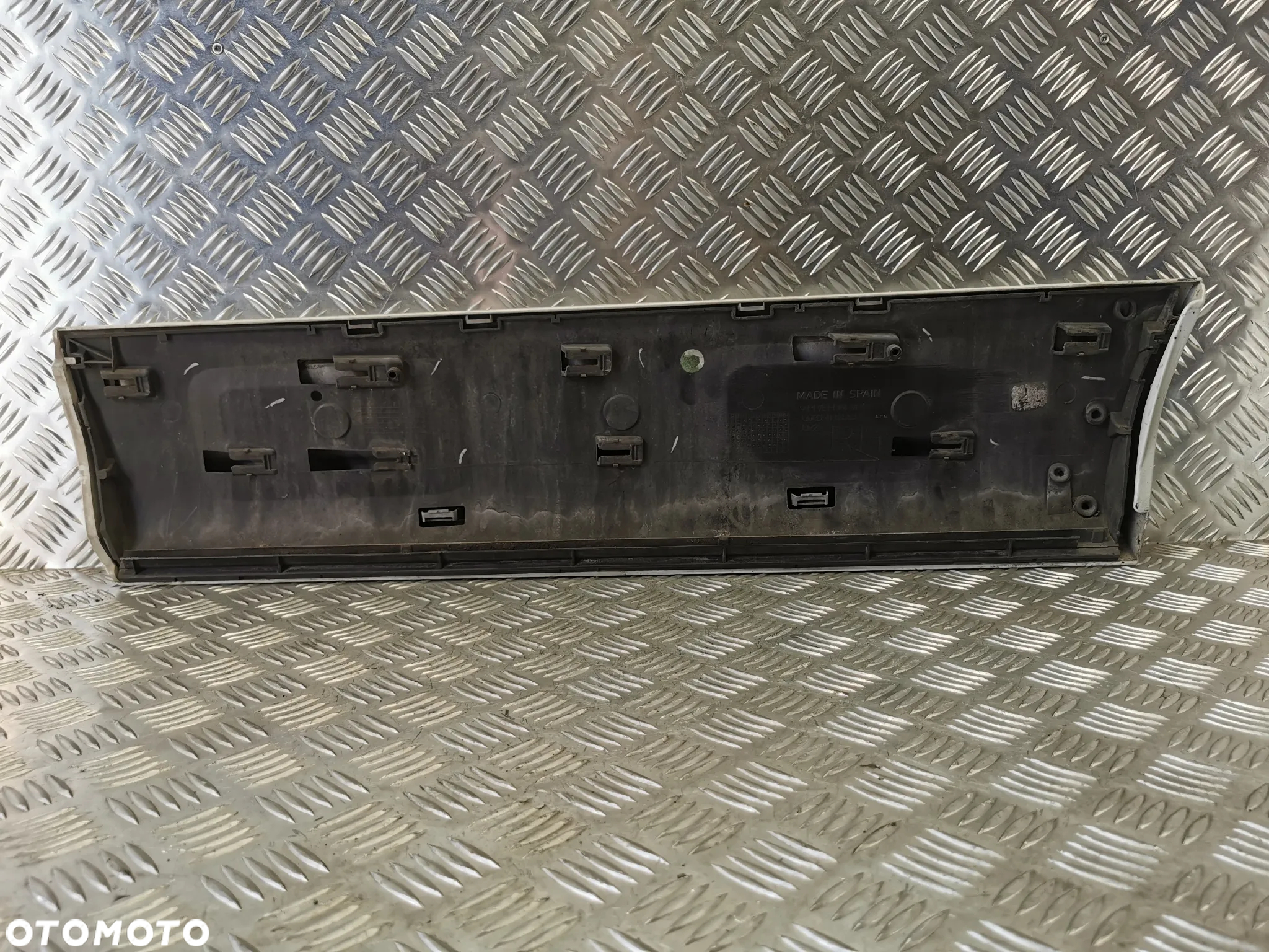 AUDI Q7 4L LIFT 09-15R S-LINE DOLNA LISTWA DRZWI PRAWY TYŁ  BIALA LY9C 4L0853970 - 4