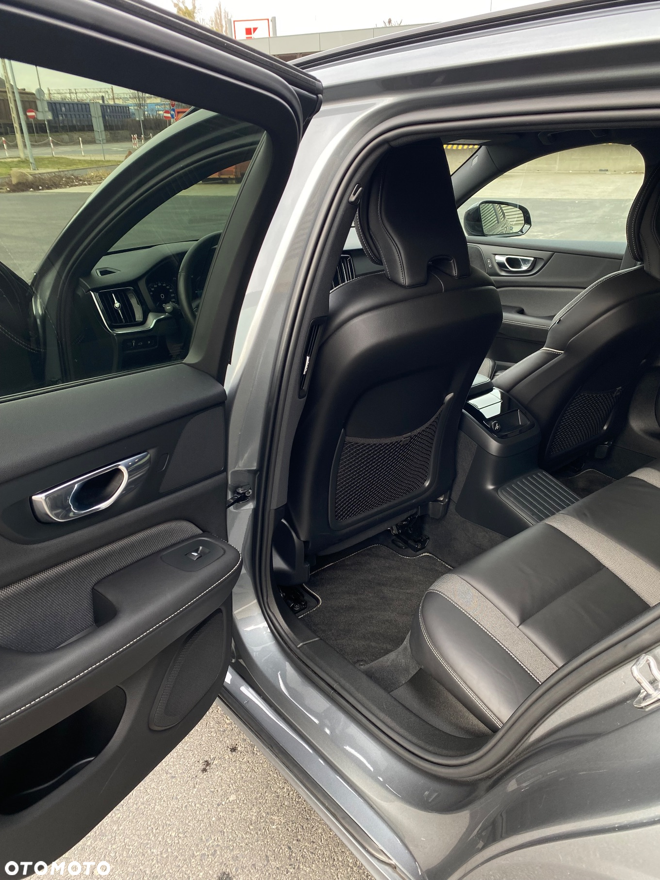 Volvo V60 T8 AWD Plug-In Hybrid R-Design - 17