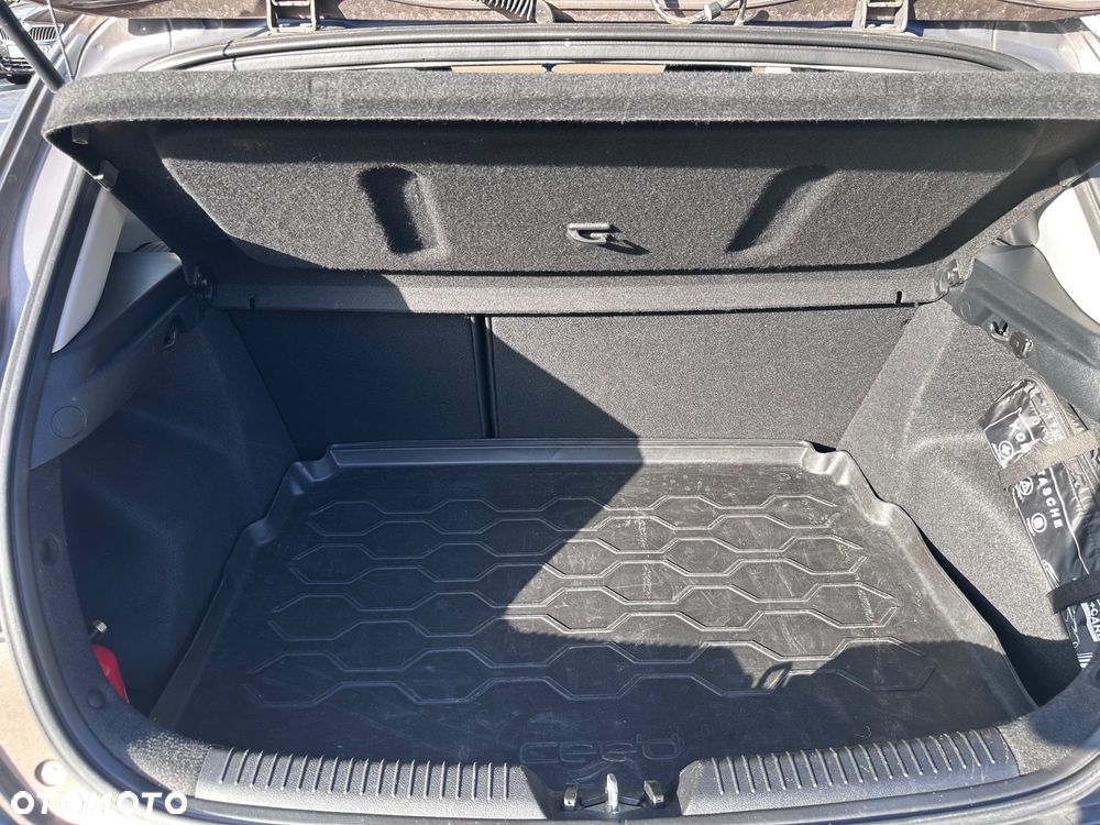 Kia Ceed - 10