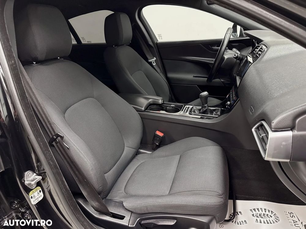 Jaguar XE 2.0 Pure - 7