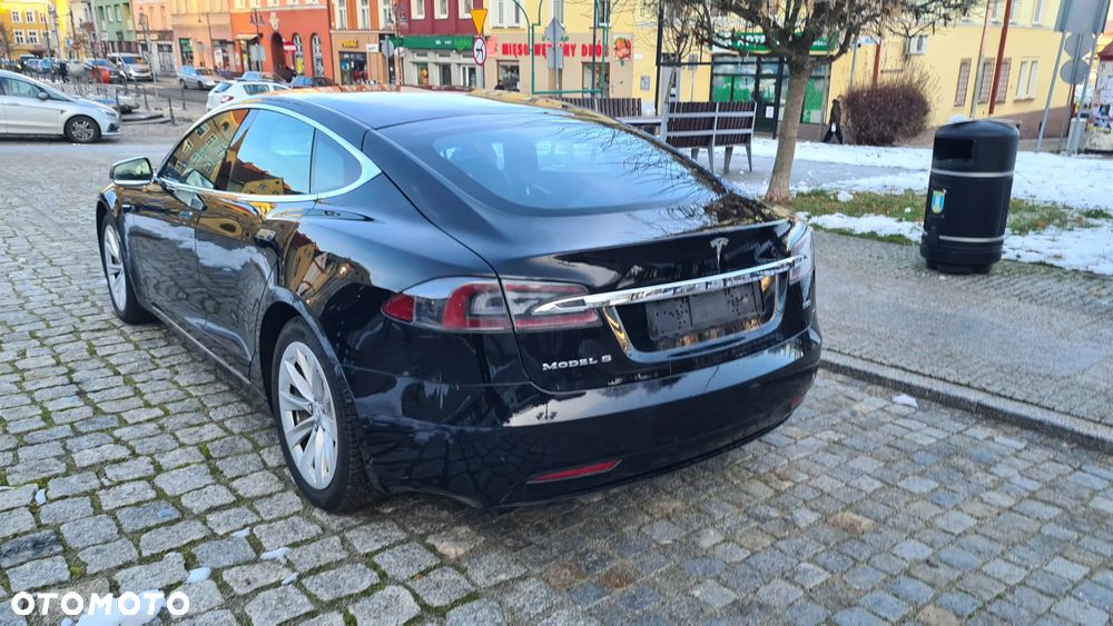 Tesla Model S - 10