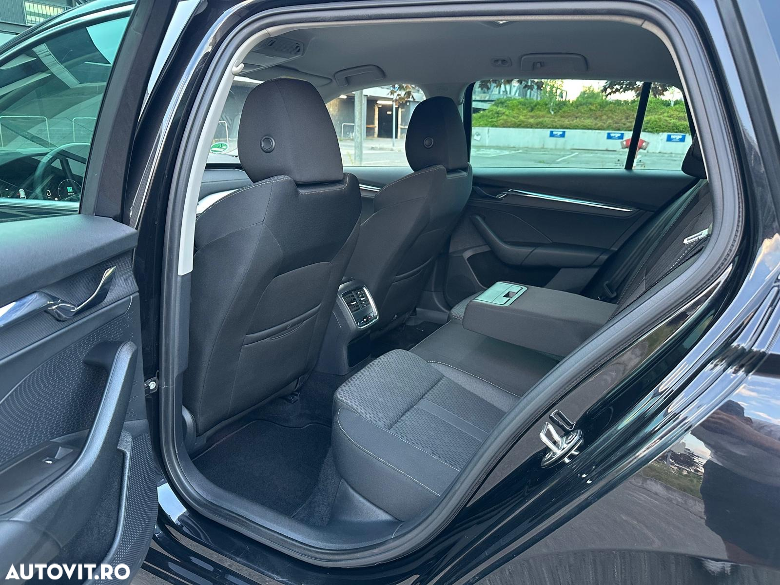Skoda Octavia Combi 2.0 TDI DSG First Edition - 9