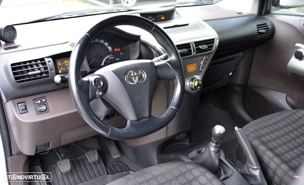 Toyota iQ 1.0 VVT-i Essential+AC - 45