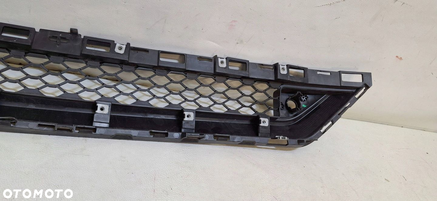 KRATKA ŚRODKOWA ZDERZAKA PRZÓD MASERATI GRECALE 22-25 670170802 ZAMIENNIK N - 6