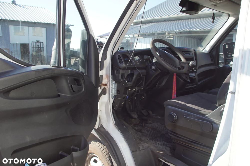 Auto na części - Iveco Daily IV 50C15 3.0 HPI 146 KM F1CFL411J 2840.6 2015R Silnik Skrzynia Drzwi Błotnik Lampa Lusterko Klamka Szyba Zabudowa Kontener Deska Kokpit Sterownik Moduł Czujnik Licznik Panel Kierownica - 10