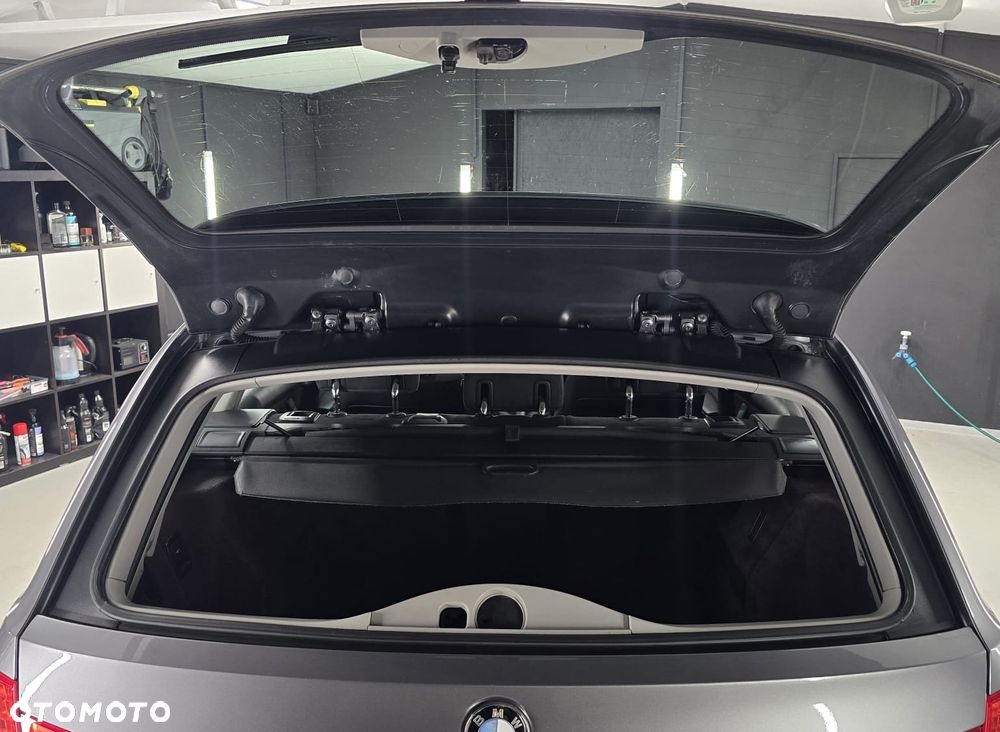 BMW 318I 2009 photo 3