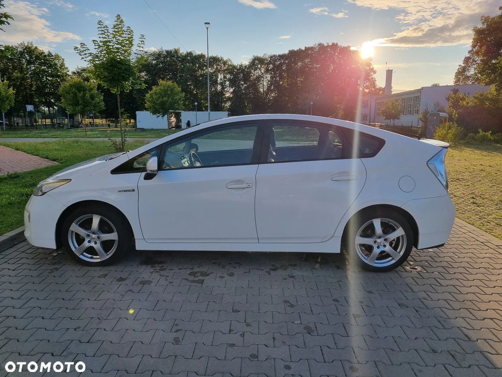 Toyota Prius (Hybrid) Life - 9