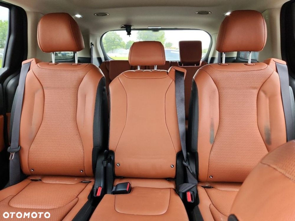Kia Carnival - 10