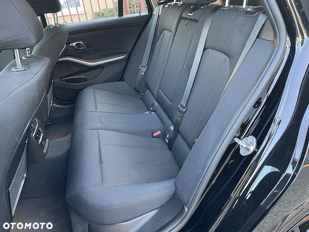 BMW Seria 3 318i Sport Line - 9