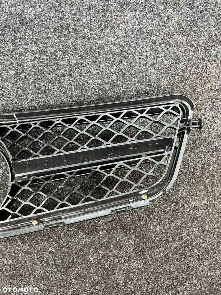 mercedes w204 atrapa chłodnicy grill zamiennik uszkodzony - 16