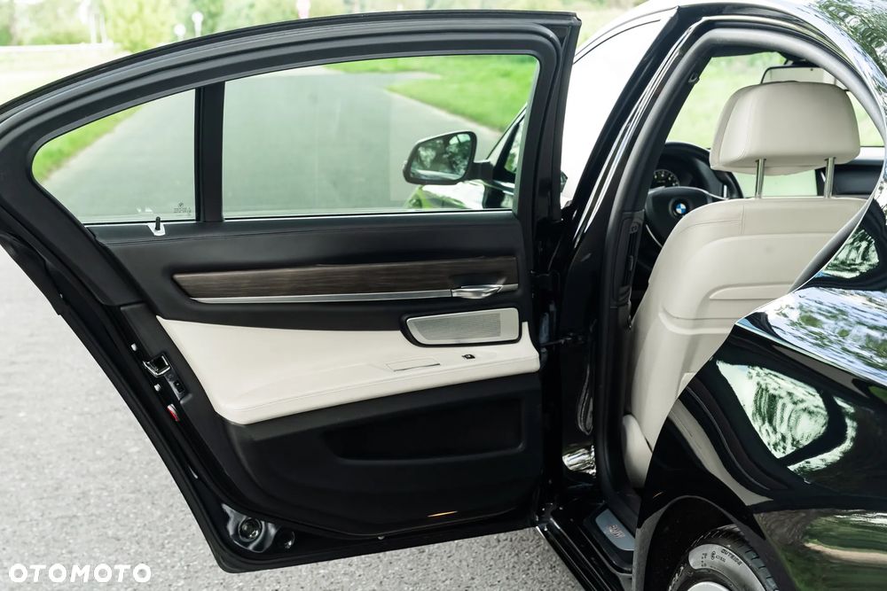 BMW Seria 7 750i xDrive - 19