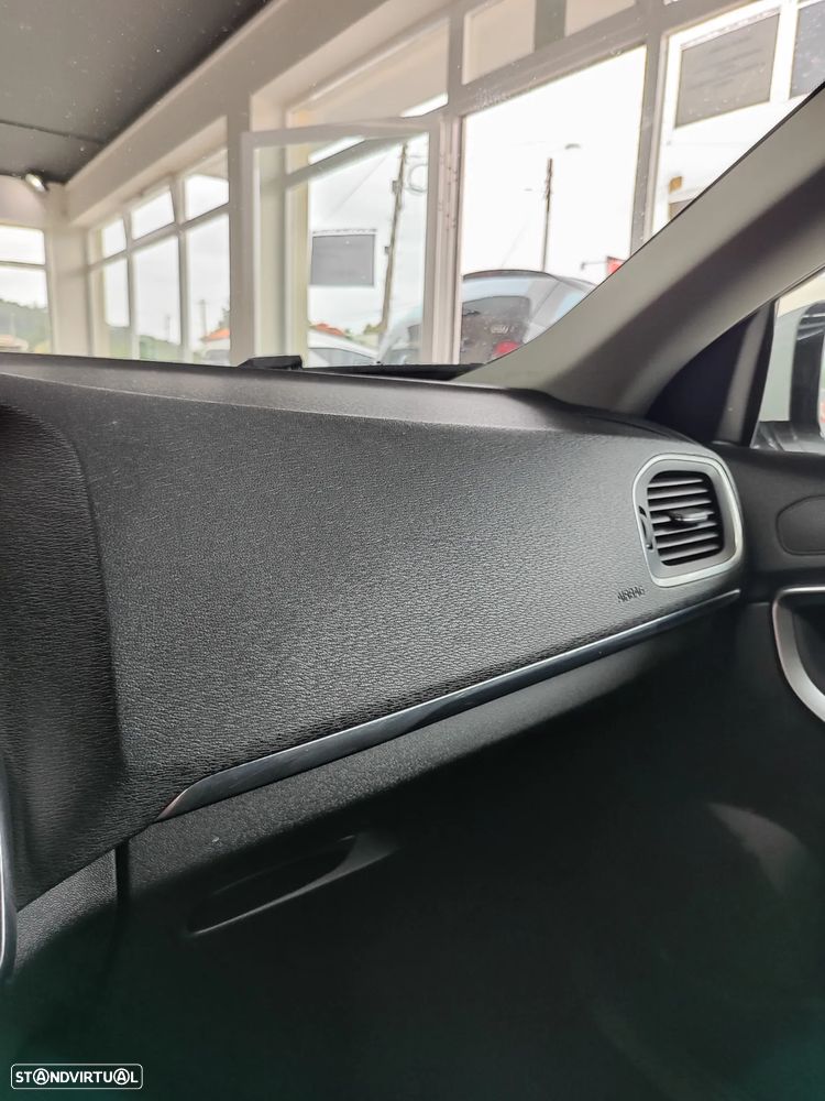 Volvo V40 D2 Momentum - 35