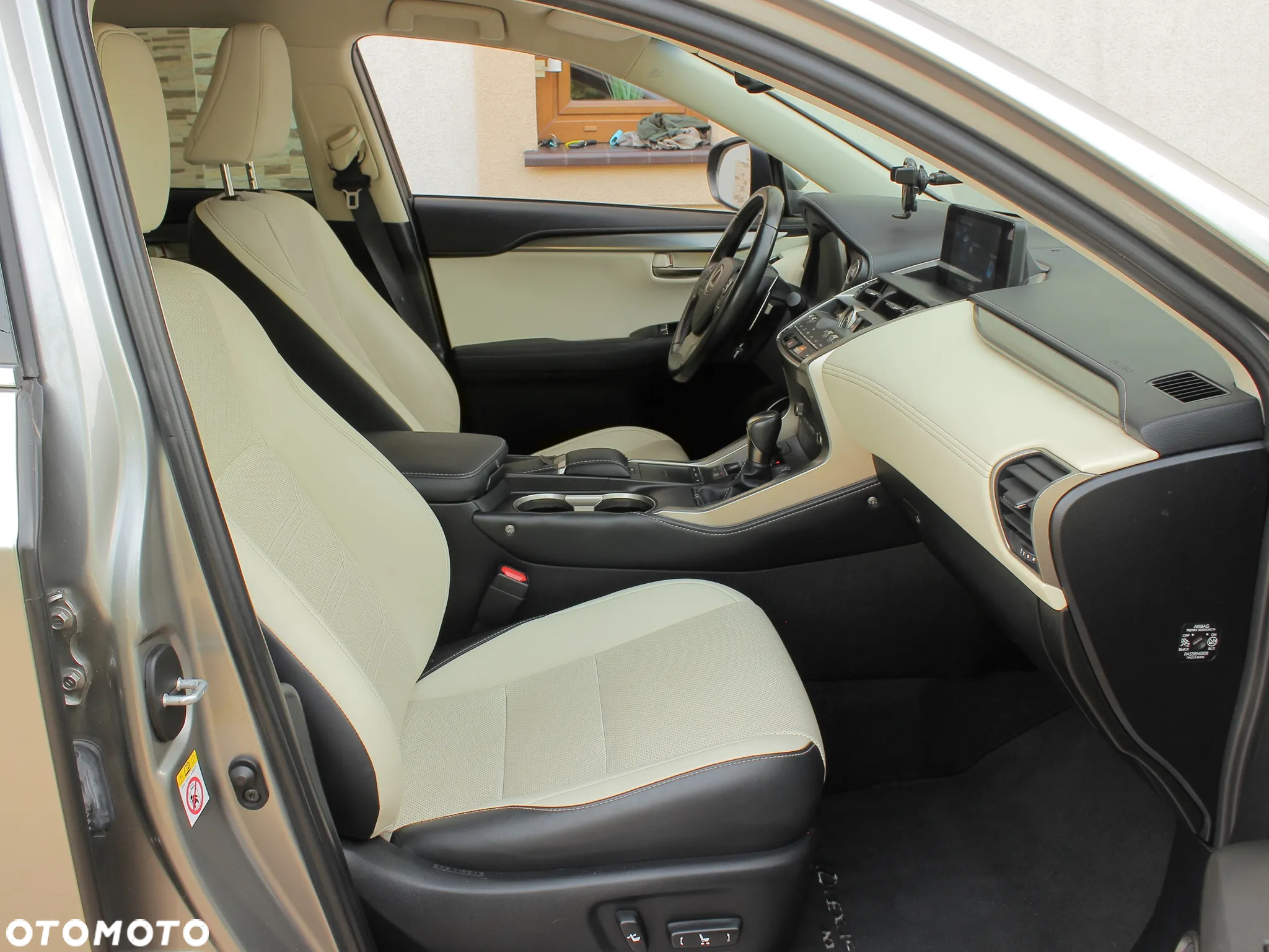 Lexus NX 300h Elite 2WD - 19