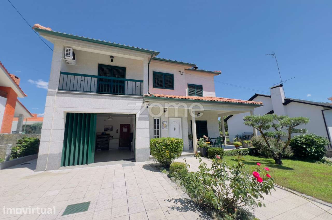 Moradia V4 com Jardim em Vila Verde da Raia concelho de Chaves