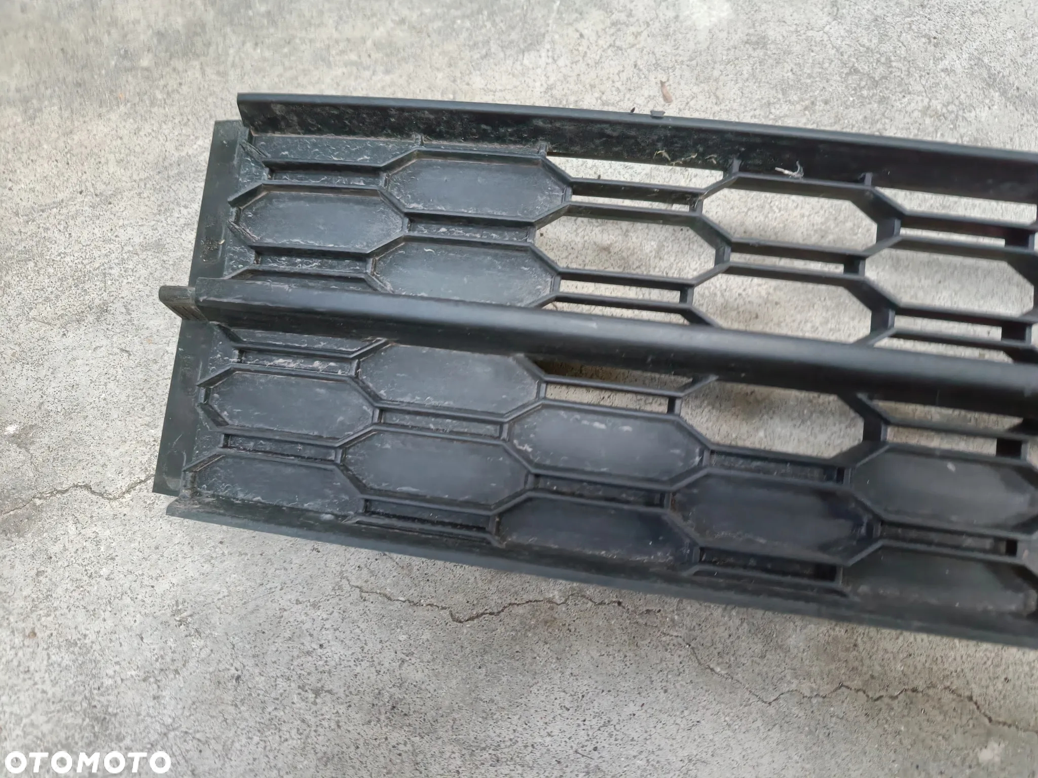 Kratka Środkowa Zderzaka Skoda Octavia 3 III FL Lift Atrapa Zaślepka 5E0853677L - 5