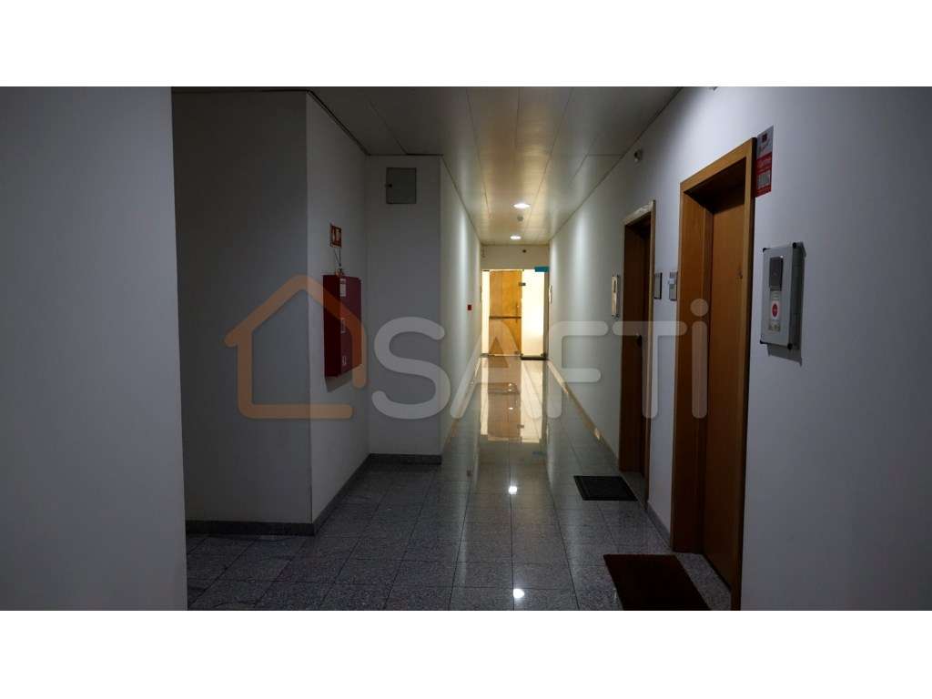 Espaço comercial com 215m2, dividido em vários escritórios, para ar... - Grande imagem: 2/33