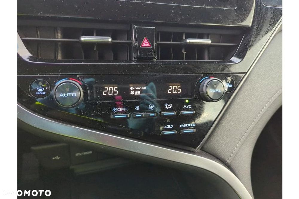 Toyota Camry 2.5 Hybrid Comfort CVT - 24