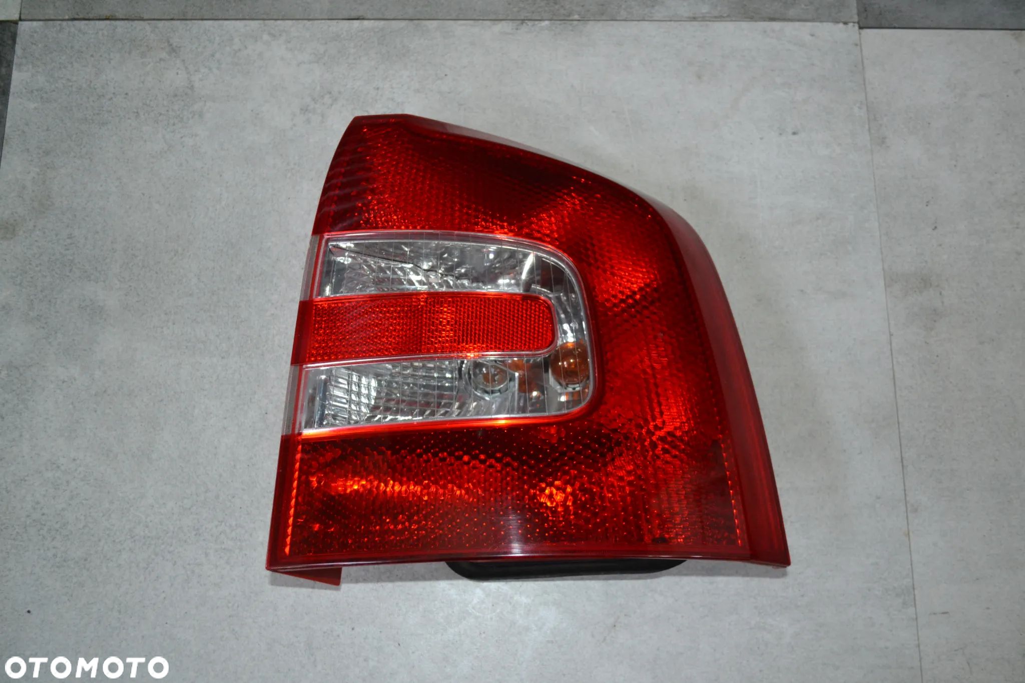 SKODA OCTAVIA II KOMBI LAMPA TYŁ TYLNA PRAWA Z WKŁADEM ORYGINAŁ - 1