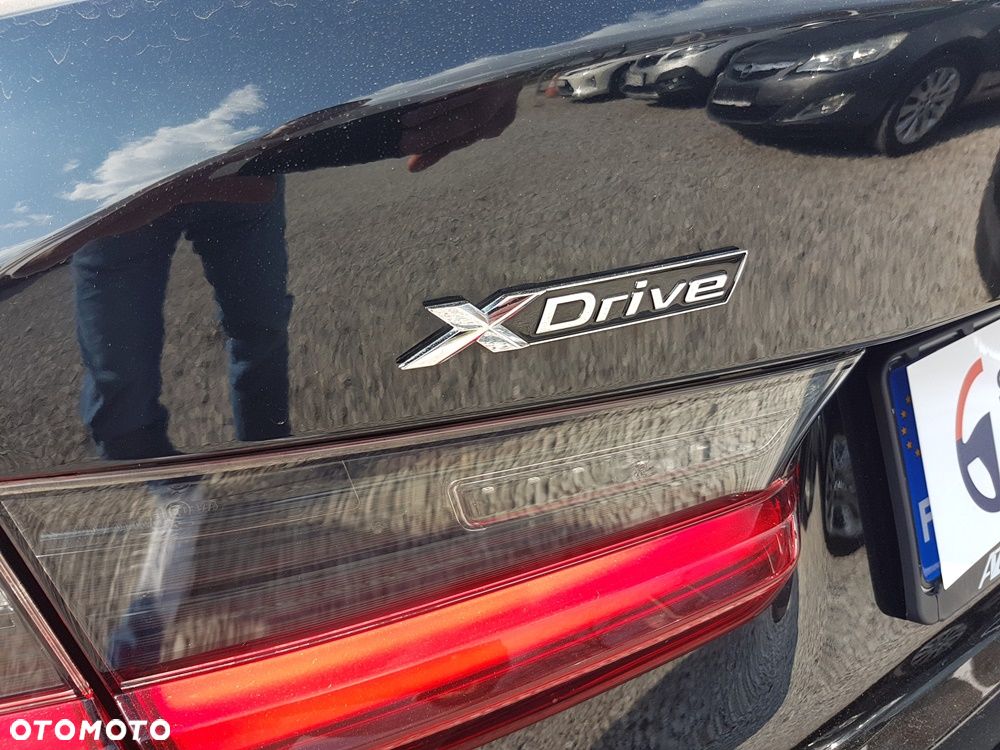 BMW Seria 3 330d xDrive mHEV - 9