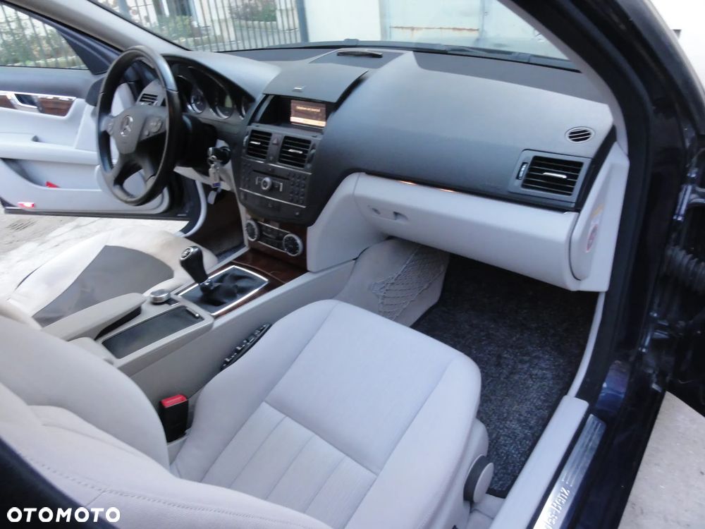 Mercedes-Benz Klasa C 180 CGI BlueEff Elegance - 8
