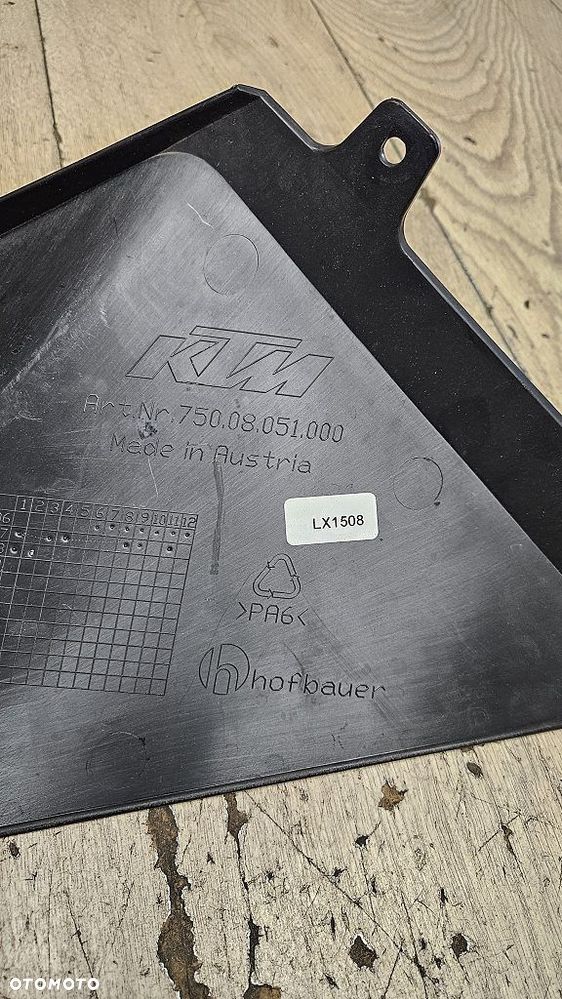 Prawy bok osłona zbiornika KTM 690 Duke (2008-2011)  75008051000 - 8