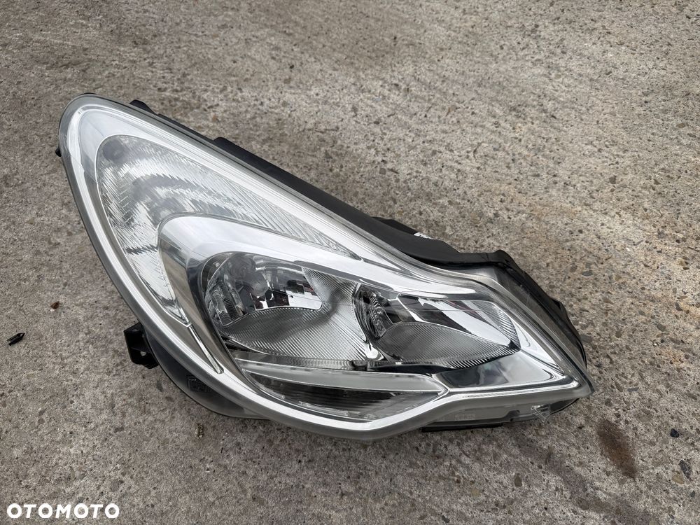 OPEL CORSA D po lifcie Reflektor lampa przednia prawa Lifting