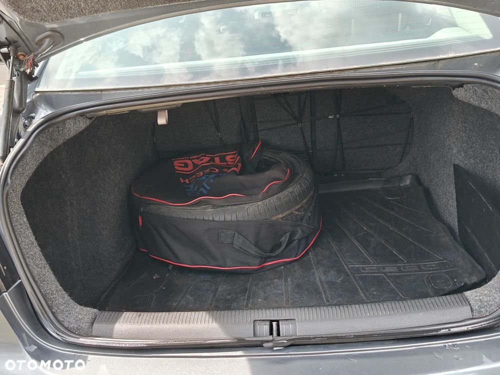Volkswagen Jetta 2.0 FSI Comfortline - 17