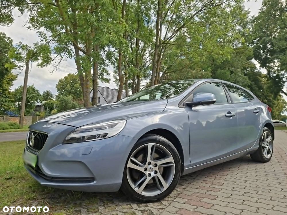Volvo V40 T2 Momentum - 1