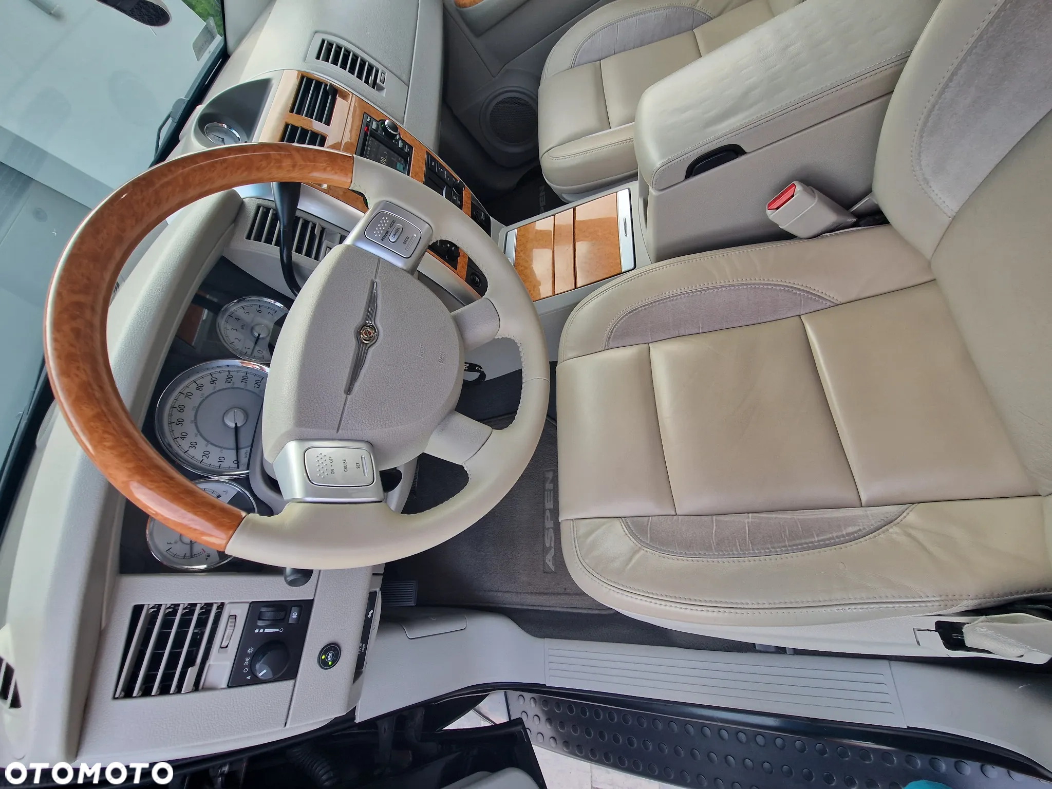 Chrysler Aspen - 8