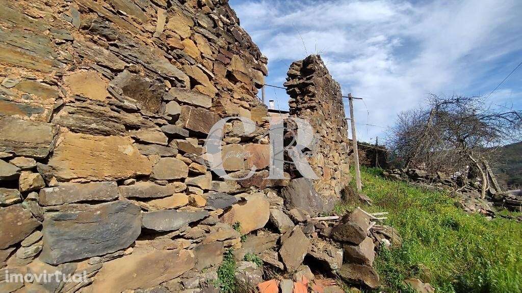 Ruina para reabilitar, em aldeia calma, perto de ribeira - Grande imagem: 5/6