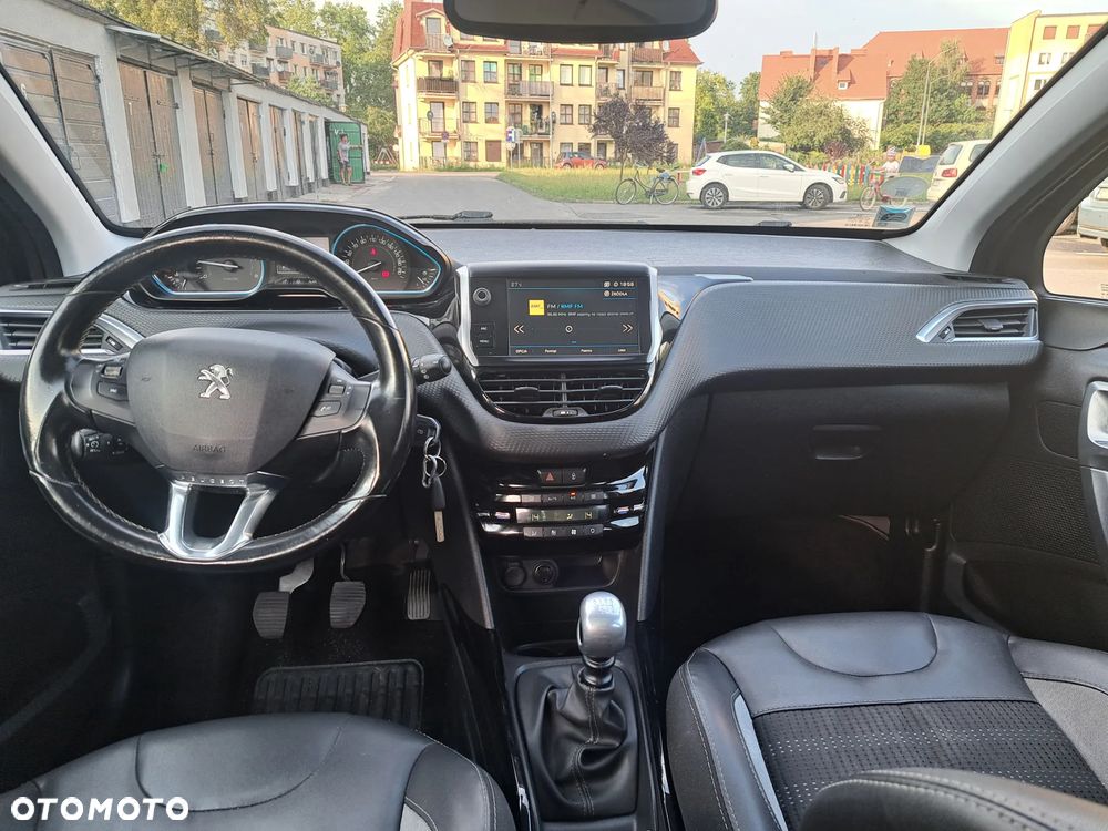 Peugeot 2008 1.6 BlueHDi Allure S&S - 11