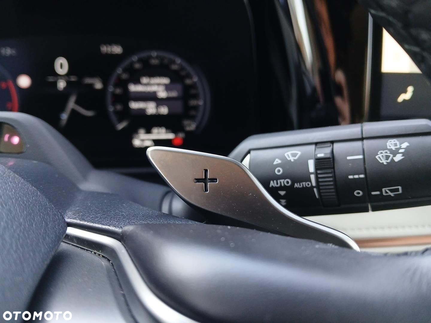Lexus LM - 18