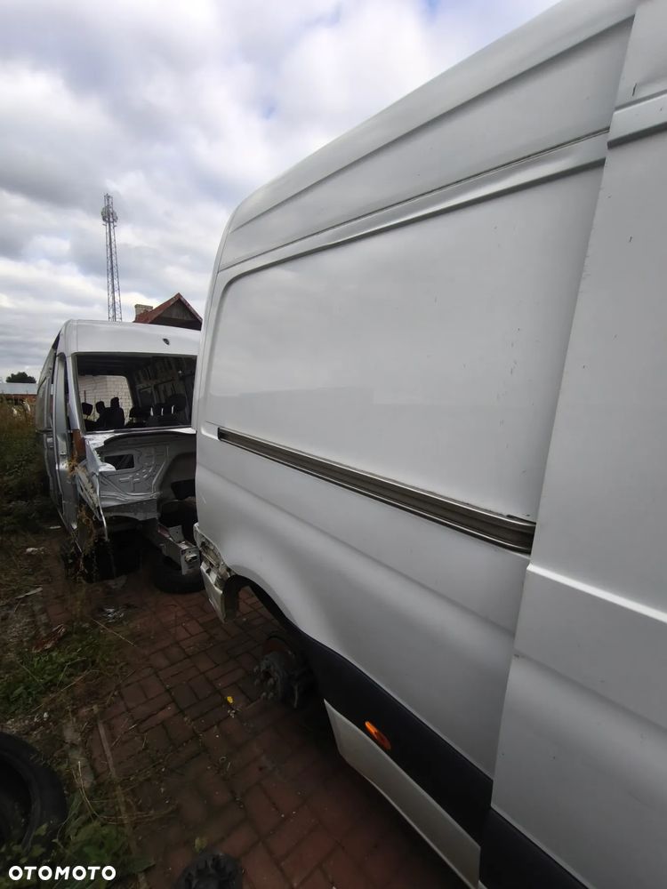 Ćwiartka tył prawa bok Mercedes-Benz Sprinter w910 przód napęd - 2