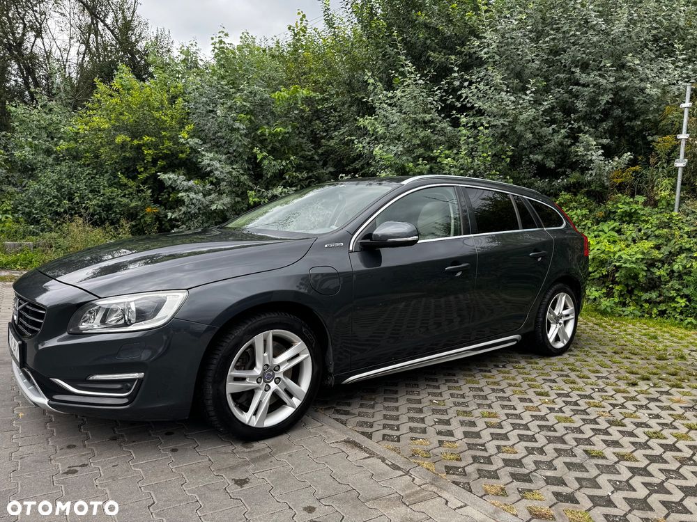 Volvo V60 D6 AWD Plug-in Hybrid R-Design Summum - 4