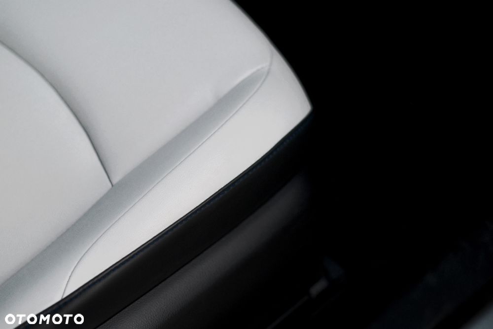 Toyota Prius (Hybrid) Executive - 37