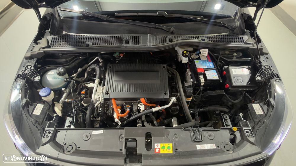 Peugeot e-208 Allure - 32