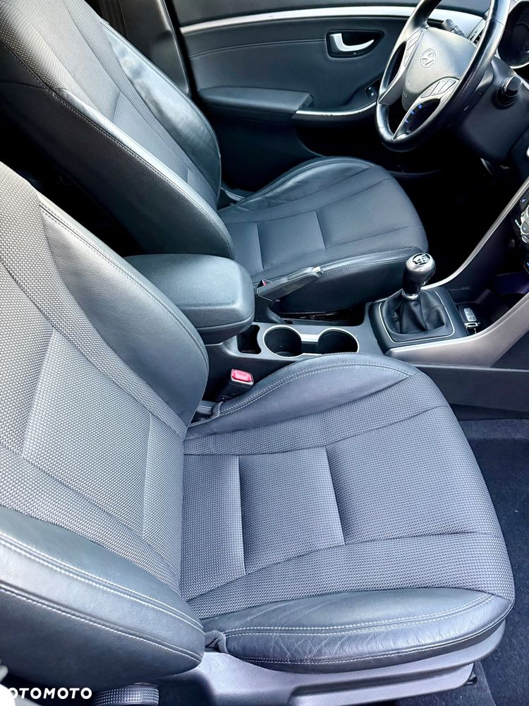 Hyundai i30 blue 1.6 CRDi Passion - 15