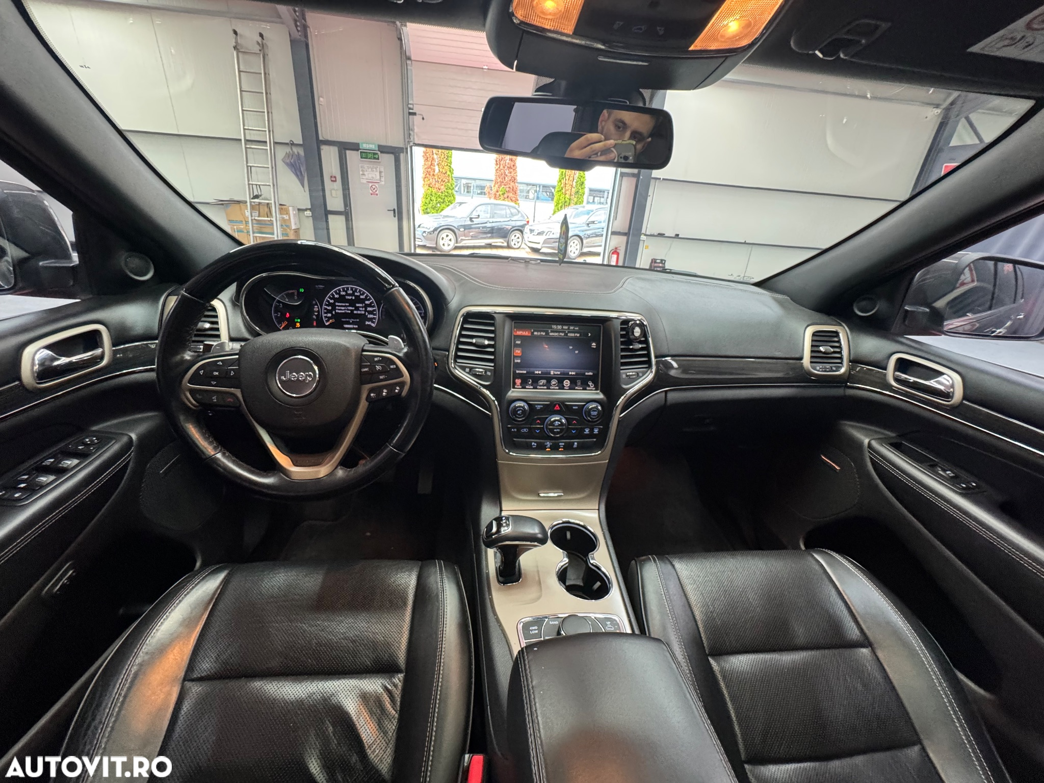 Jeep Grand Cherokee - 12