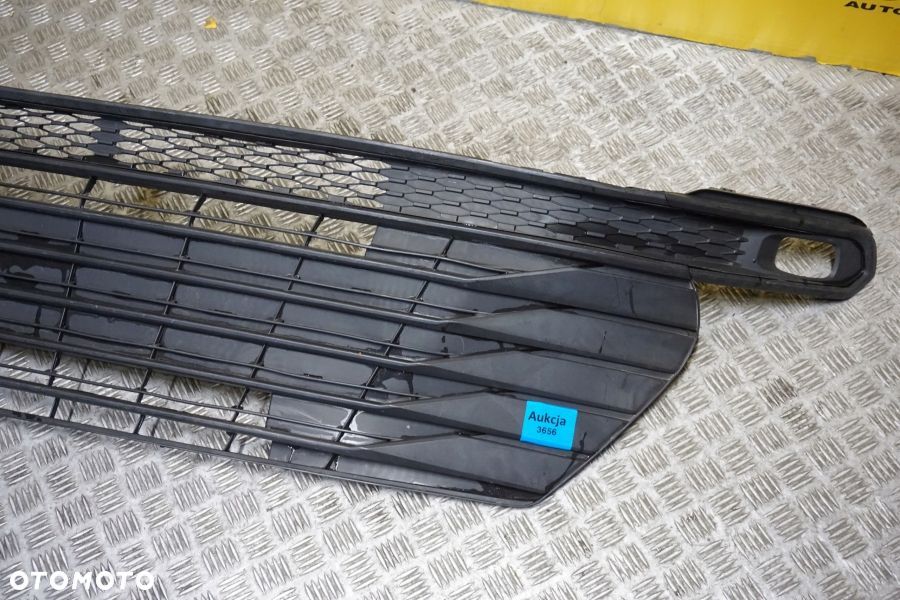 TOYOTA SIENNA 2021 - Kratka w Zderzak Atrapa Dolna Grill USA - 4
